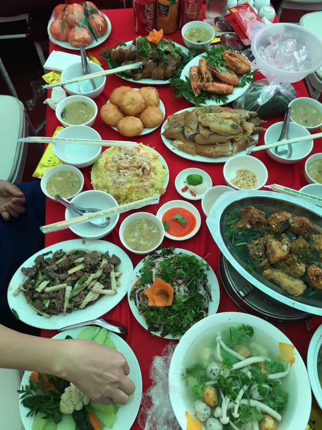 Cô nàng khoe đi ăn cưới cưới toàn đồ biển, dân mạng thi nhau chia sẻ mâm cỗ rồi đoán xem ai quê ở đâu